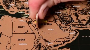 Bir dolarlık parası olan kişi Suudi Arabistan 'ın kara kazı kazan haritasını silsin.