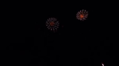 Gece gökyüzünde renkli Soyut Havai fişekler, siyah arkaplanda izole.