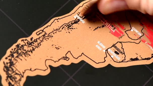 Un dollaro moneta d'oro filatura sulla mappa di viaggio blogger scratch di Argentina — Video Stock