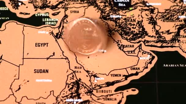 Κέρμα ενός δολαρίου περιστροφή σε μαύρο χάρτη ταξιδιού μηδέν της Σαουδικής Αραβίας, Ιράκ και Ιράν — Αρχείο Βίντεο