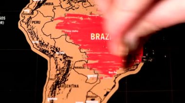 Siyah çizik haritasında Brezilya 'yı bir dolar ile silen kişi