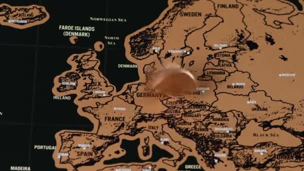 Dólar moneda en el mapa de viaje de arañazos negros de Europa, UE — Vídeos de Stock