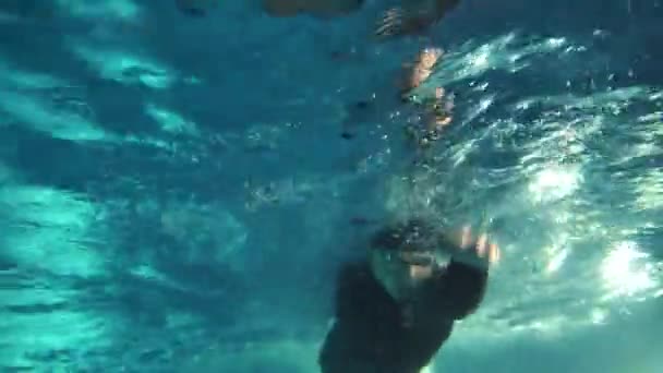 Underwater melihat Triatlon profesional berenang di kolam renang. aksi latihan triathlon — Stok Video