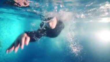 Sualtı görüşlü profesyonel triatlet havuzda yüzüyor. triatlon eğitim hareketi 