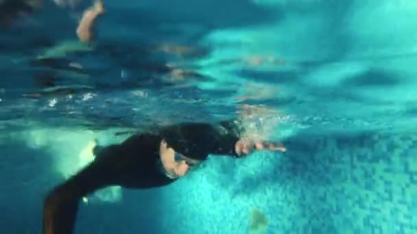 Vista submarina profesional Triatleta nadar en la piscina. acción de entrenamiento de triatlón — Vídeos de Stock