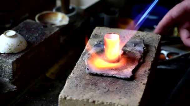 Jeweler melts gold in a liquid state in a crucible. Craft jewelery 4k footage — Stock Video