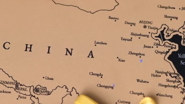 Covid-19 concepto de donación humanitaria, mapa de viajes de black scratch Asia, China mapa — Vídeo de stock