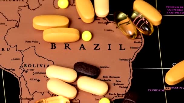 Covid-19 koncept, černá scratch cestovní mapa, Brazílie — Stock video