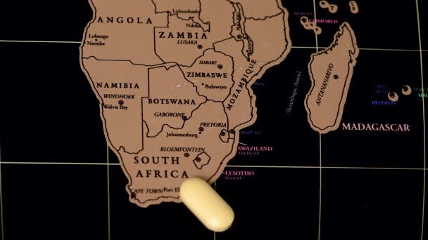 Covid-19 Conceito de doação humanitária, arranhão preto África do Sul mapa de viagem — Vídeo de Stock