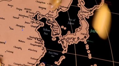 Covid-19 konsepti, siyah çizik Asya seyahat haritası, Japonya haritası, 4k görüntü