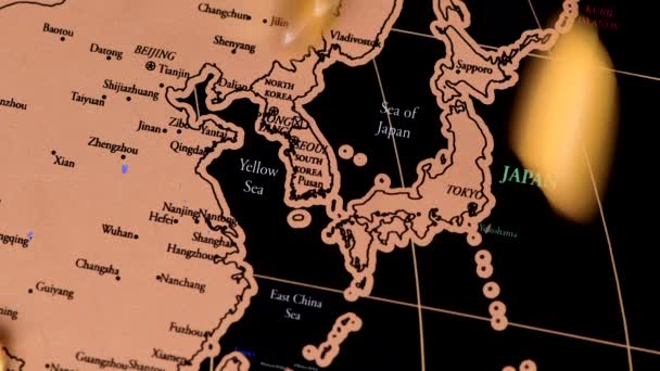 Covid-19 컨셉트, 검정 색 스크래치 아시아 여행 지도, 일본 지도 , 4k 장면 — 비디오