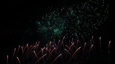 Gece gökyüzünde renkli havai fişekler, 4 Temmuz 'da siyah arka planda izole edilmiş.