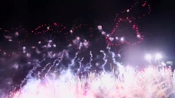 Abstract Vuurwerk aan de nachtelijke hemel, geïsoleerd op zwarte achtergrond, 4 juli — Stockvideo