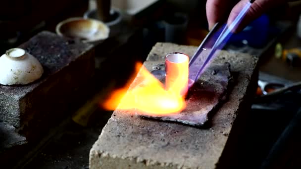 Juwelier smelt goud in vloeibare staat in een smeltkroes. Ambachtelijke sieraden 4k beeldmateriaal — Stockvideo