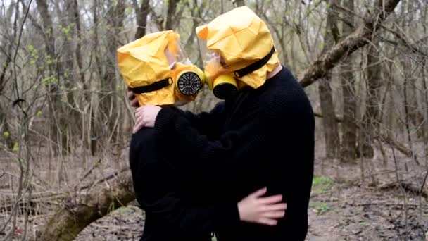 男と女接吻で森の中で黄色パンデミックマスクからcovid-19ウイルス — ストック動画