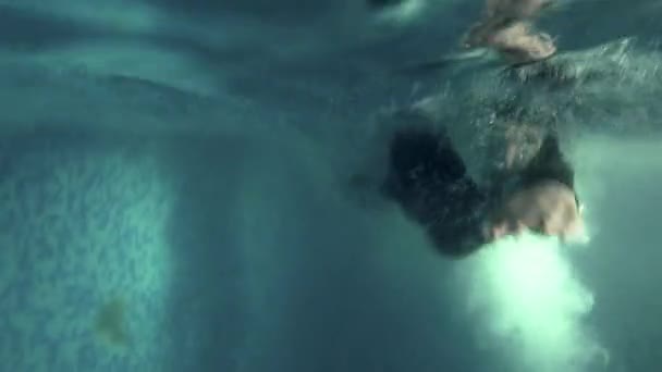 Триатлон плавает в бассейне, тренировки по триатлону — стоковое видео