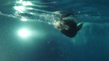 Sualtı görüşlü profesyonel triatlet havuzda yüzüyor. triatlon eğitim hareketi 