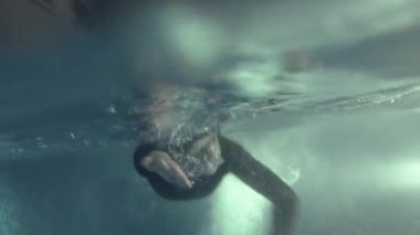 Sualtı görüşlü profesyonel triatlet havuzda yüzüyor. triatlon eğitim hareketi 