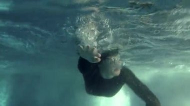 Sualtı görüşlü profesyonel triatlet havuzda yüzüyor. triatlon eğitim hareketi 