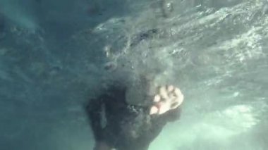 Sualtı görüşlü profesyonel triatlet havuzda yüzüyor. triatlon eğitim hareketi 