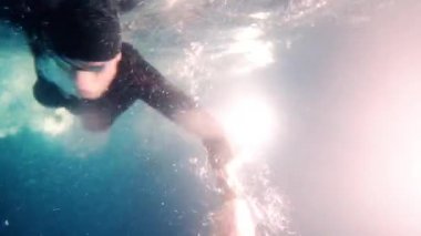Sualtı görüşlü profesyonel triatlet havuzda yüzüyor. triatlon eğitim hareketi 