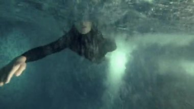 Sualtı görüşlü profesyonel triatlet havuzda yüzüyor. triatlon eğitim hareketi 