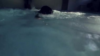 Sualtı görüşlü profesyonel triatlet havuzda yüzüyor. triatlon eğitim hareketi 