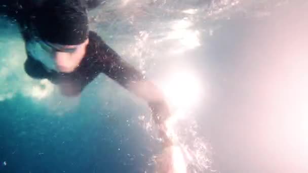 Професійний тріатлоніст під водою плаває в басейні. тренувальна дія тріатлону — стокове відео