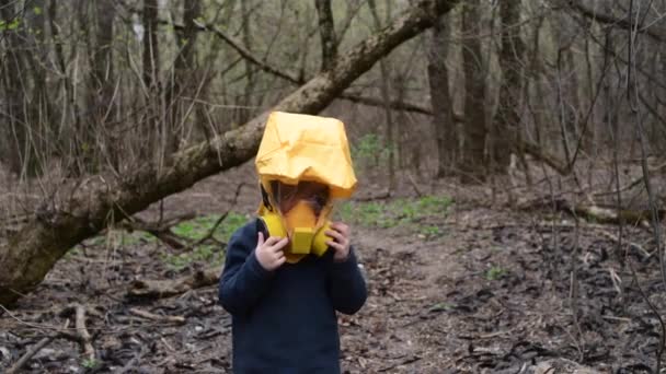 放射線マスクを身に着けている森の中で若い男の子4歳,コロナウイルスの概念 — ストック動画