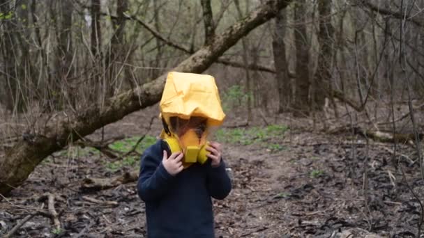 Junge im Wald mit gelber Epidemie-Maske aus Covid-19-Virus-Konzept — Stockvideo