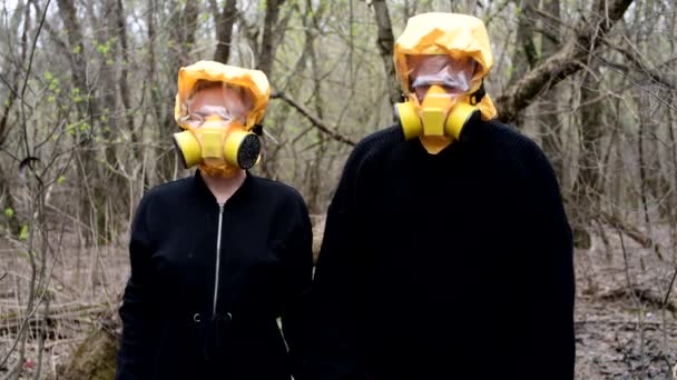 ペアで愛キス屋外で放射線マスク, covid-19ウイルスファッションコンセプト — ストック動画