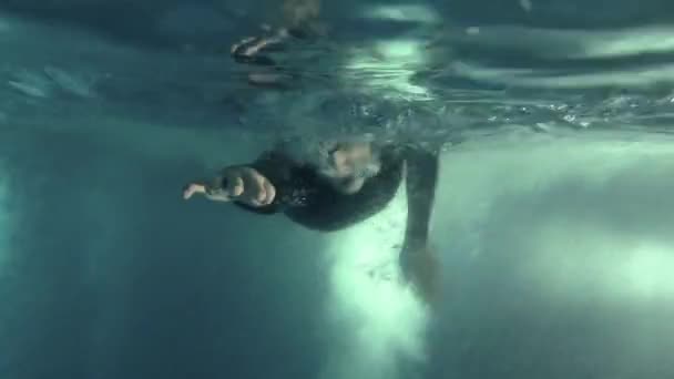 Υποβρύχια θέα επαγγελματίας Τριαθλητής κολύμπι στην πισίνα. δράση κατάρτισης τριάθλου — Αρχείο Βίντεο