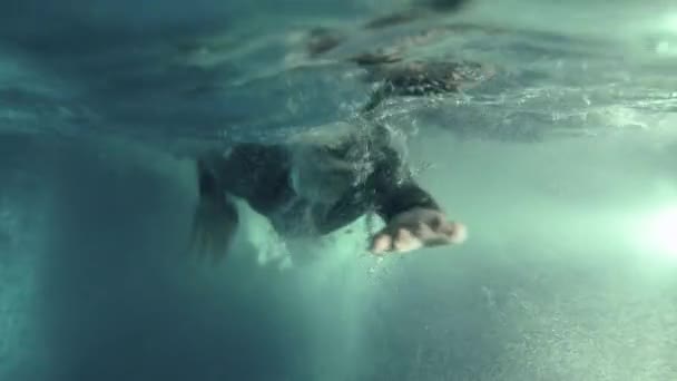 Vista subaquática profissional Triatleta nadar na piscina. acção de formação de triatlo — Vídeo de Stock