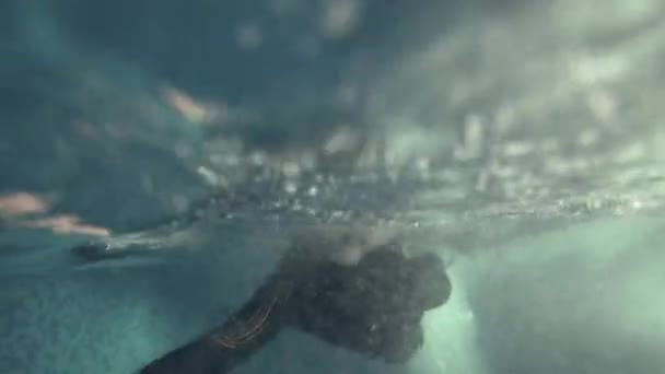 Vue sous-marine professionnel Triathlète nager dans la piscine. action d'entraînement au triathlon  