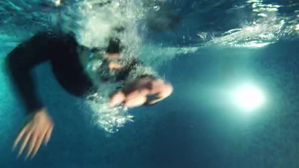 Vista submarina profesional Triatleta nadar en la piscina. acción de entrenamiento de triatlón — Vídeo de stock