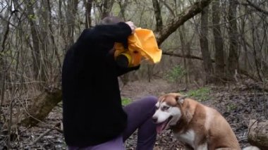 Sarı Radyasyon maskeli köpeği Huskey 'i tutan adam, koronavirüs konsepti