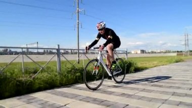 Profesyonel triatloncu bisiklet, pedallı bisiklet, spor konsepti.