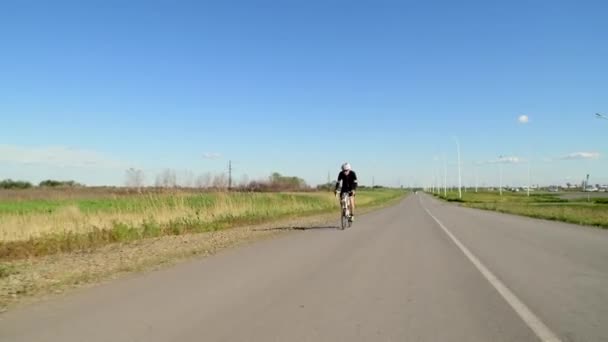 Επαγγελματική τρίαθλος ποδήλατο δρόμου ποδήλατο, Ποδήλατο δρόμου Pedaling, έννοια του αθλητισμού — Αρχείο Βίντεο