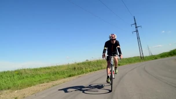 Человек на велосипеде велосипеде дорожный велосипед, Педалирование дорожный велосипед, спортивная концепция — стоковое видео