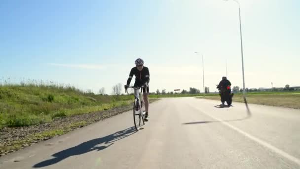 Triathlete cykel, Pedaling Road Bicycle, sport koncept — Stockvideo