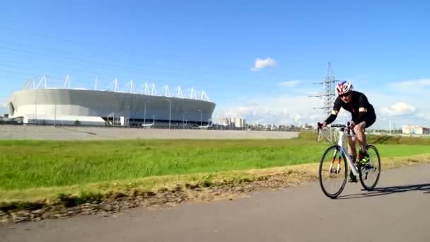 Profesjonalny rowerzysta na rowerze drogowym, Pedałowanie Road Bicycle, koncepcja sportowa — Wideo stockowe