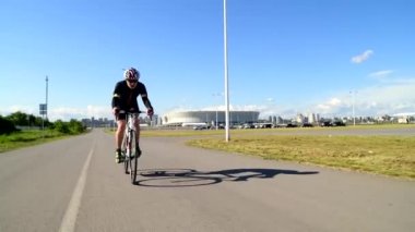 Bisikletli adam bisiklet, pedallı bisiklet, spor konsepti.