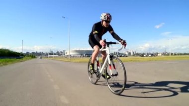 Bisikletli adam bisiklet, pedallı bisiklet, spor konsepti.