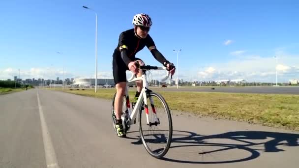 Mann auf Fahrrad Radfahren Rennrad, Treten Rennrad, Sportkonzept — Stockvideo