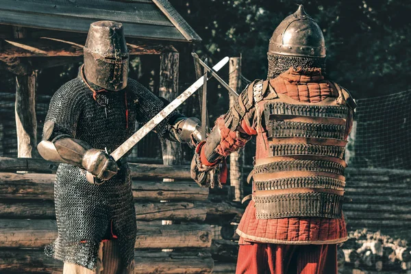 Zwei Ritter Rüstung Bekämpfen Sich Mit Schwertern Bis Zum Sieg — Stockfoto