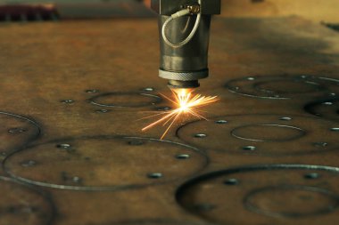 cnc lazer makinesi, kalın metal parçaları keser