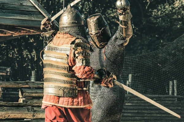 Deux Chevaliers Armure Battent Avec Des Épées Jusqu Victoire Photos De Stock Libres De Droits