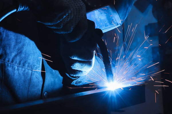 яркая вспышка со вспышками от сварщика
