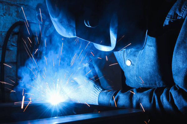 яркая вспышка со вспышками от сварщика
