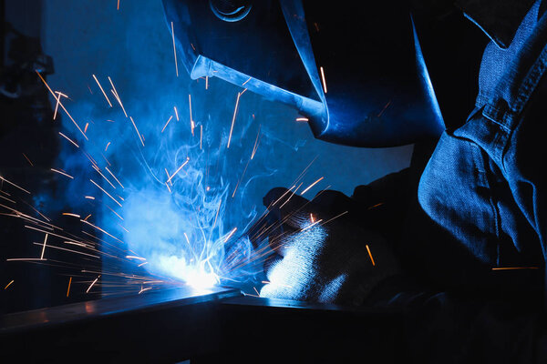 яркая вспышка со вспышками от сварщика
